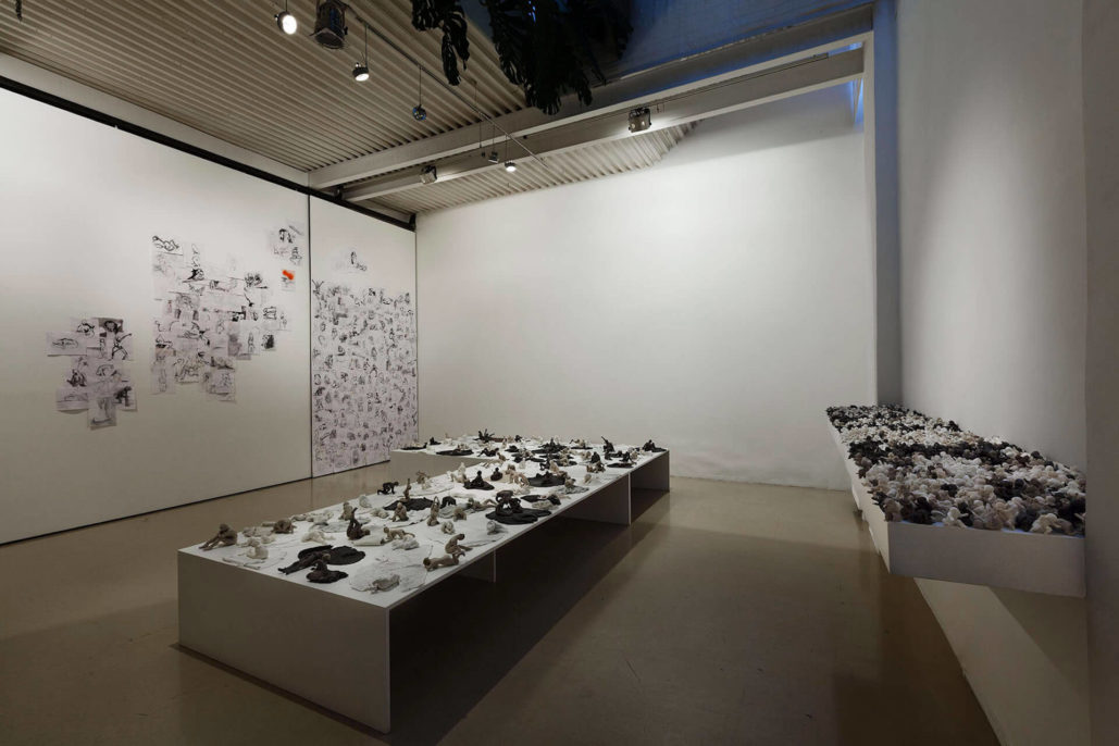 Doris Maninger, Sono qui [un esercito di donnacce nude], 2014, exhibition view