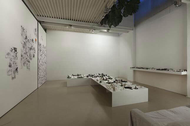 Doris Maninger, Sono qui [un esercito di donnacce nude], 2014, exhibition view